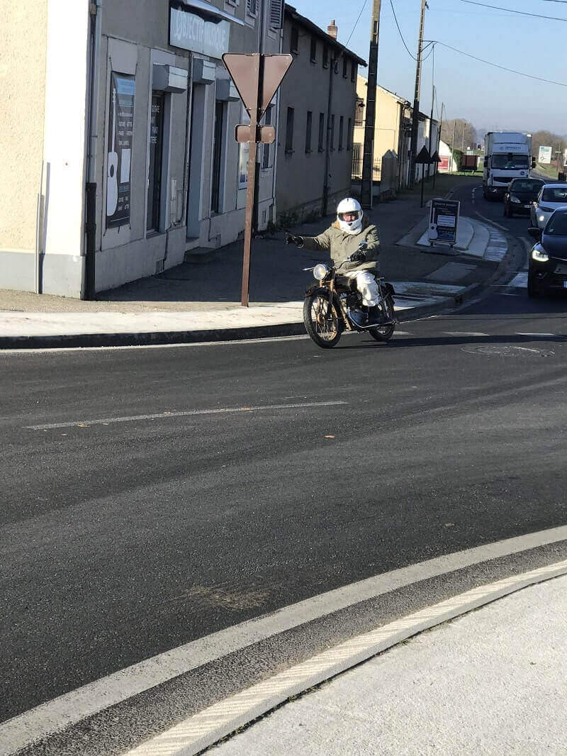 Ascension des lacets de l'Alpe d'Huez sur Motobécane D45.
