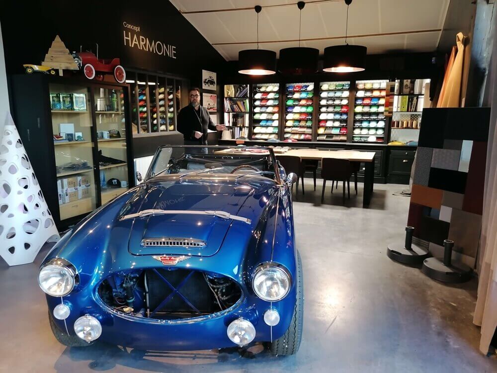 Ferrari, Corvette et Mustang en attente de restauration.