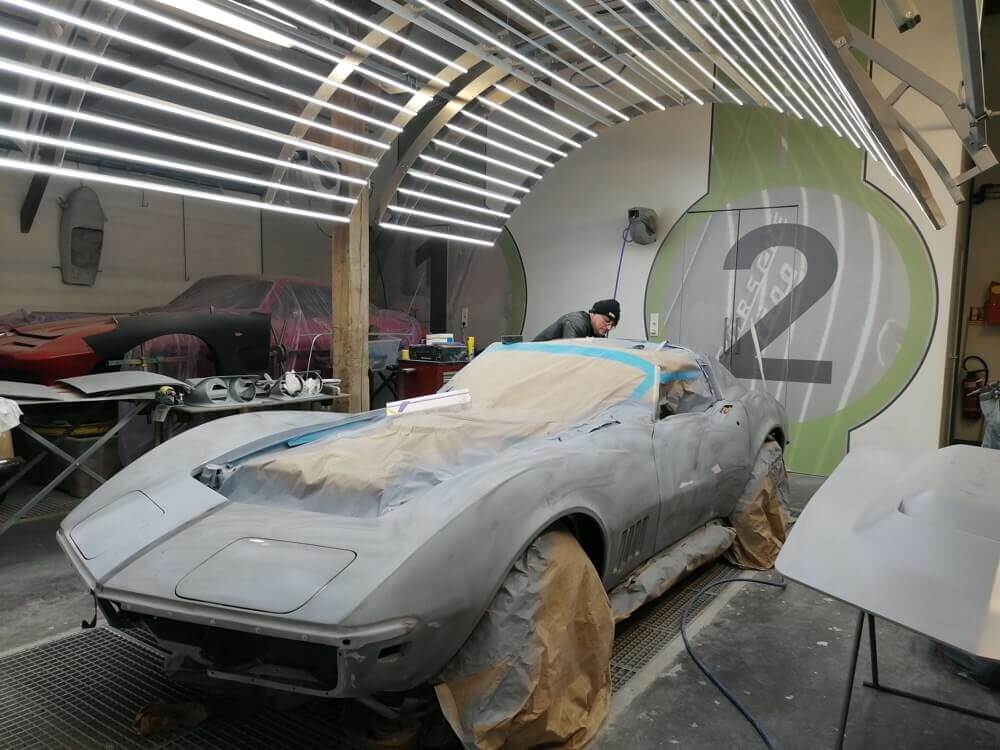 Hall d'accueil de l'atelier Lady Art Car à Moissy-Cramayel.