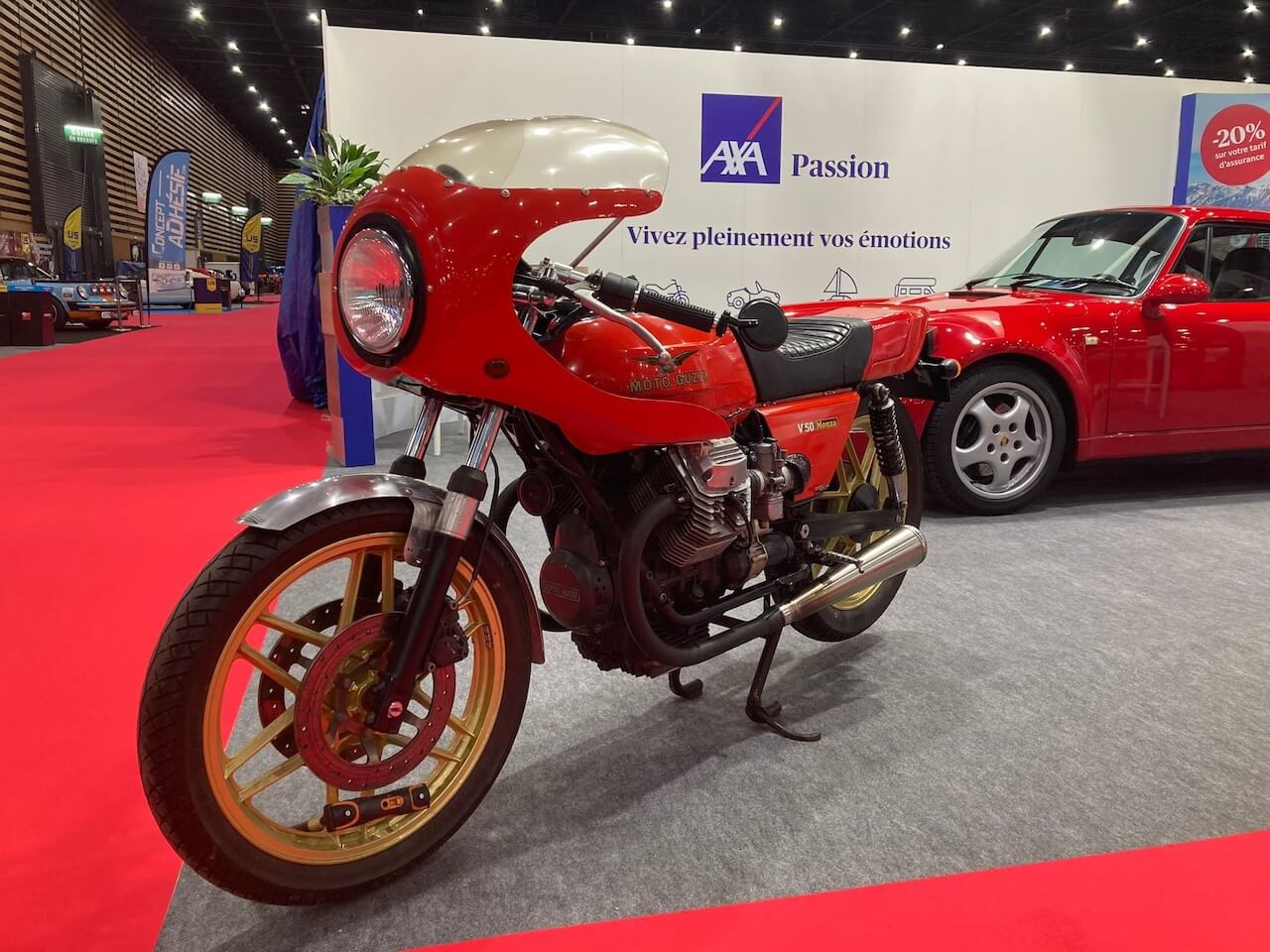 Moto Guzzi de collection exposée au salon Epoqu'auto 2024.