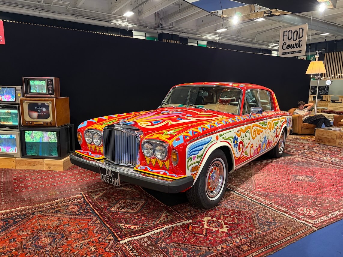 Bentley de collection exposée au salon Rétromobile 2026, œuvre de Dimka.