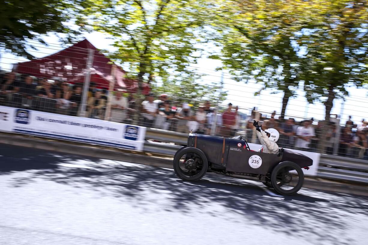 Course automobile dans les rues d'Angoulême lors de la 50e édition du Circuit des Remparts.