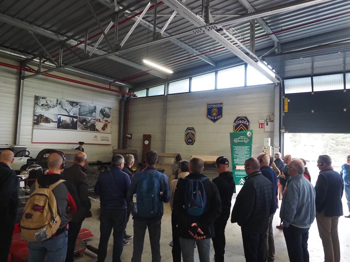 Les participants dans le conservatoire Citroën DS.
