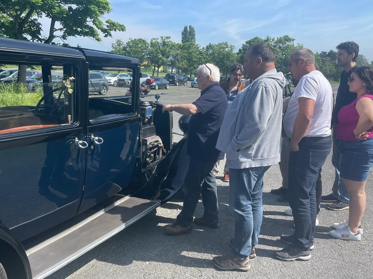 Les participants devant la Citroën AC4F.
