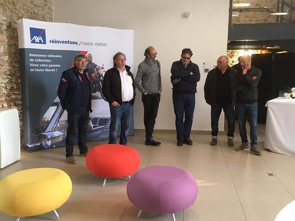 La Peugeot 202 devant la ligne droite des Hunaudières au Mans.