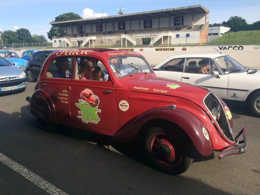 Les quatre mousquetaires et la Peugeot 202 au Vintage Revival Montlhéry.
