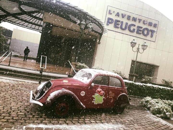 La Peugeot 202 Félicie sur les routes de la Nationale 7.