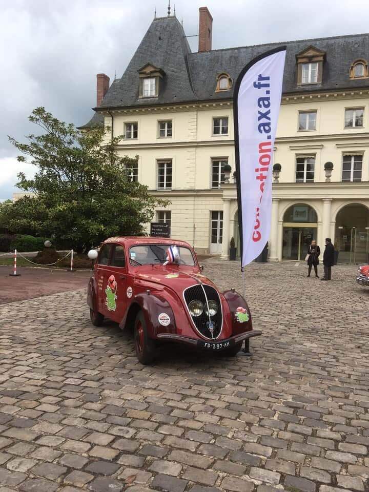 La Peugeot 202 dans les Pyrénées vers Bagnères-de-Bigorre.