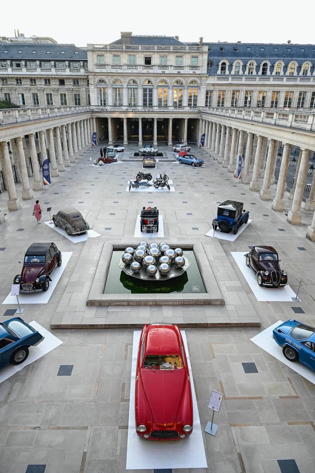 Jean-Louis Blanc, Président de la FFVE, lors d'un rassemblement de véhicules anciens.