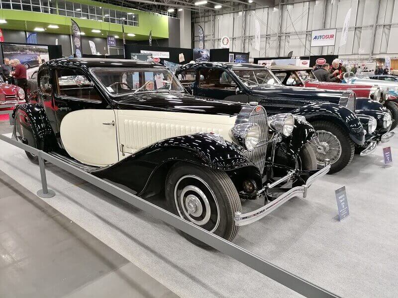 Véhicules militaires et char Sherman au salon Historic Auto.