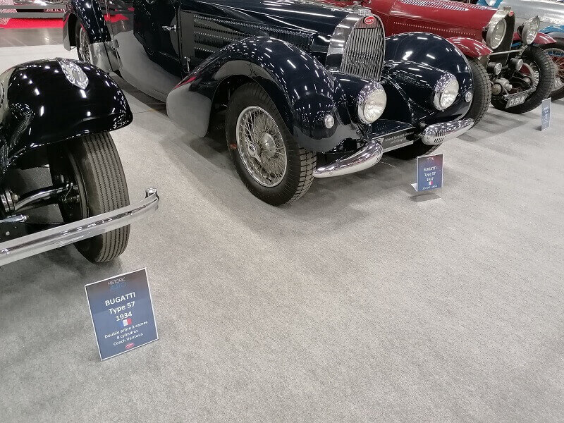 Scooters Vespa et Lambretta exposés à Nantes.
