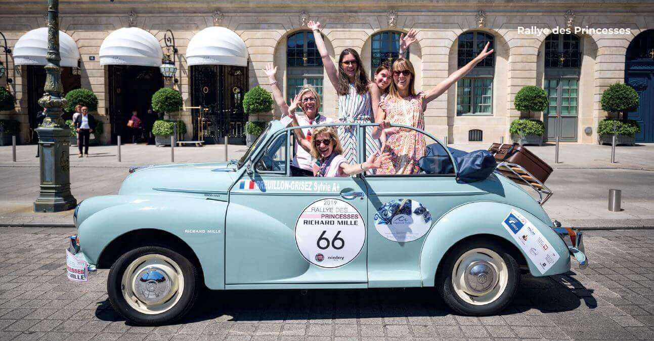 Voitures de collection en course au Mans Classic.