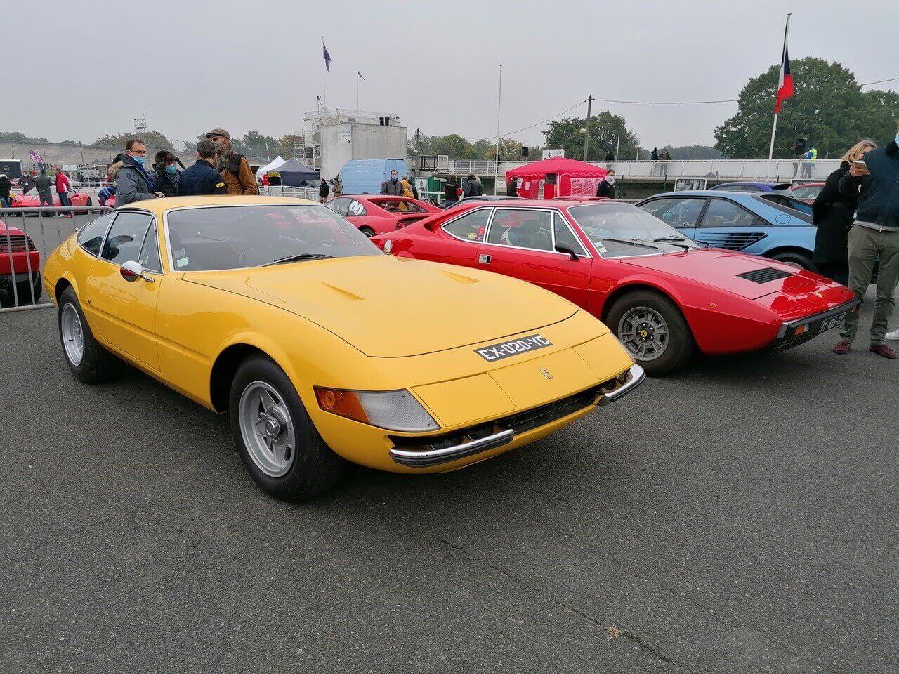 Alfa Romeo célébrant leur 110e anniversaire sur l'anneau de Montlhéry.