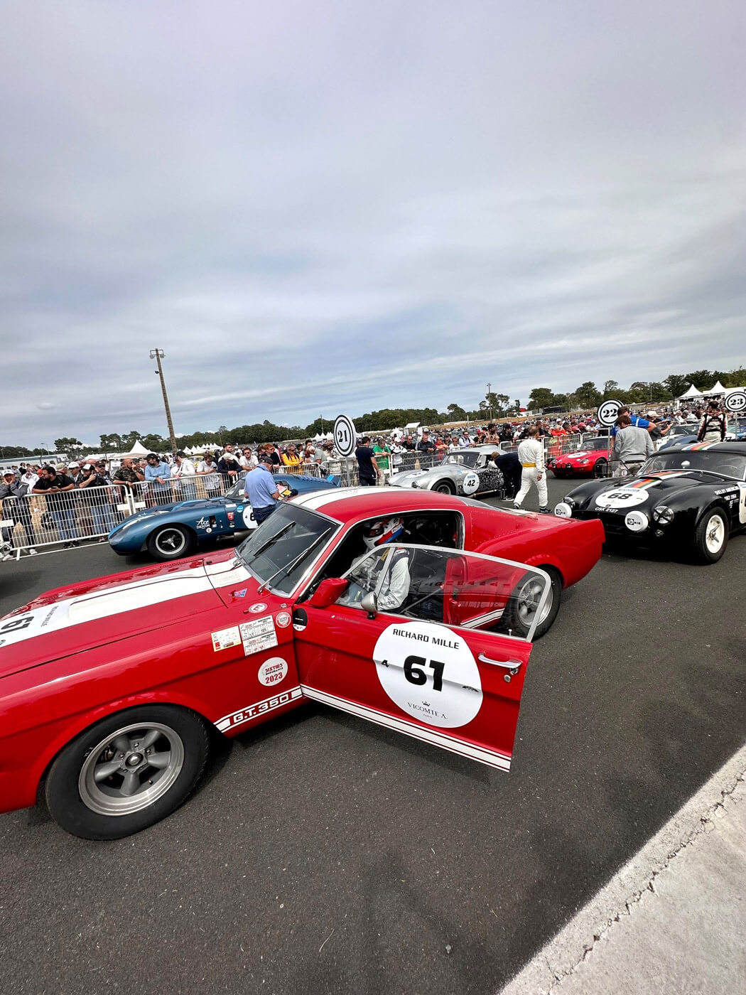 Ford Mustang de collection sur le circuit du Mans Classic 2023.
