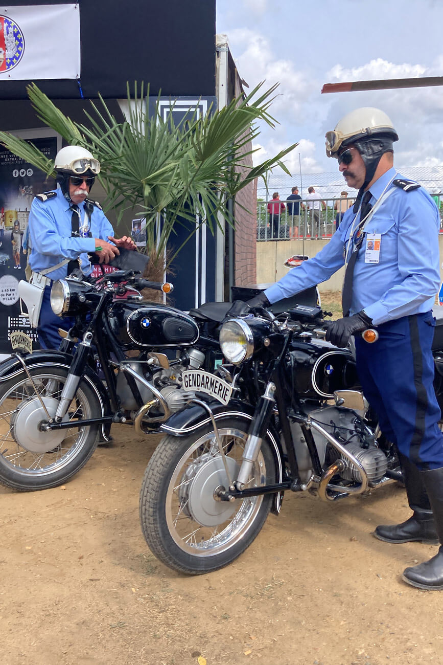 Signature de la convention AXA et Gendarmerie au Mans Classic 2023.