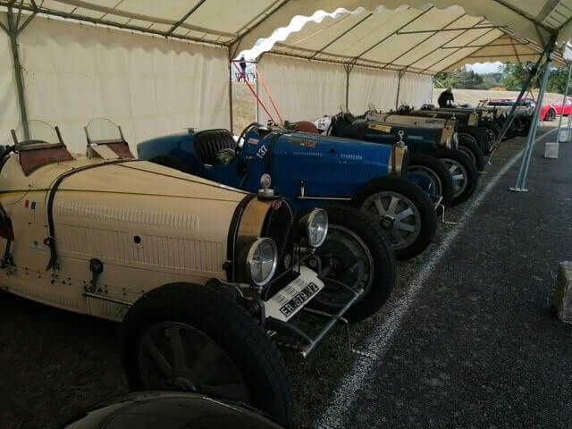 Bugatti alignées dans les paddocks du Mornay Festival.