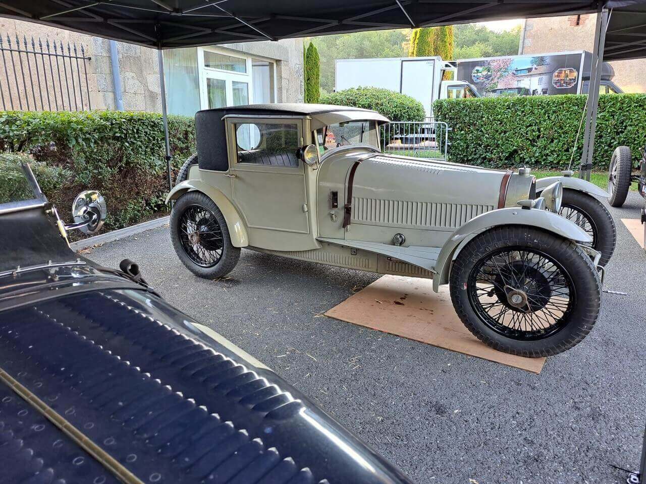 Feu d'artifice et voitures Groupe B crachant des flammes au Mornay Festival.