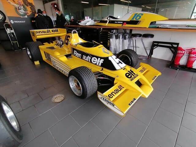 Voitures d'exception sur la piste du circuit de Mornay.