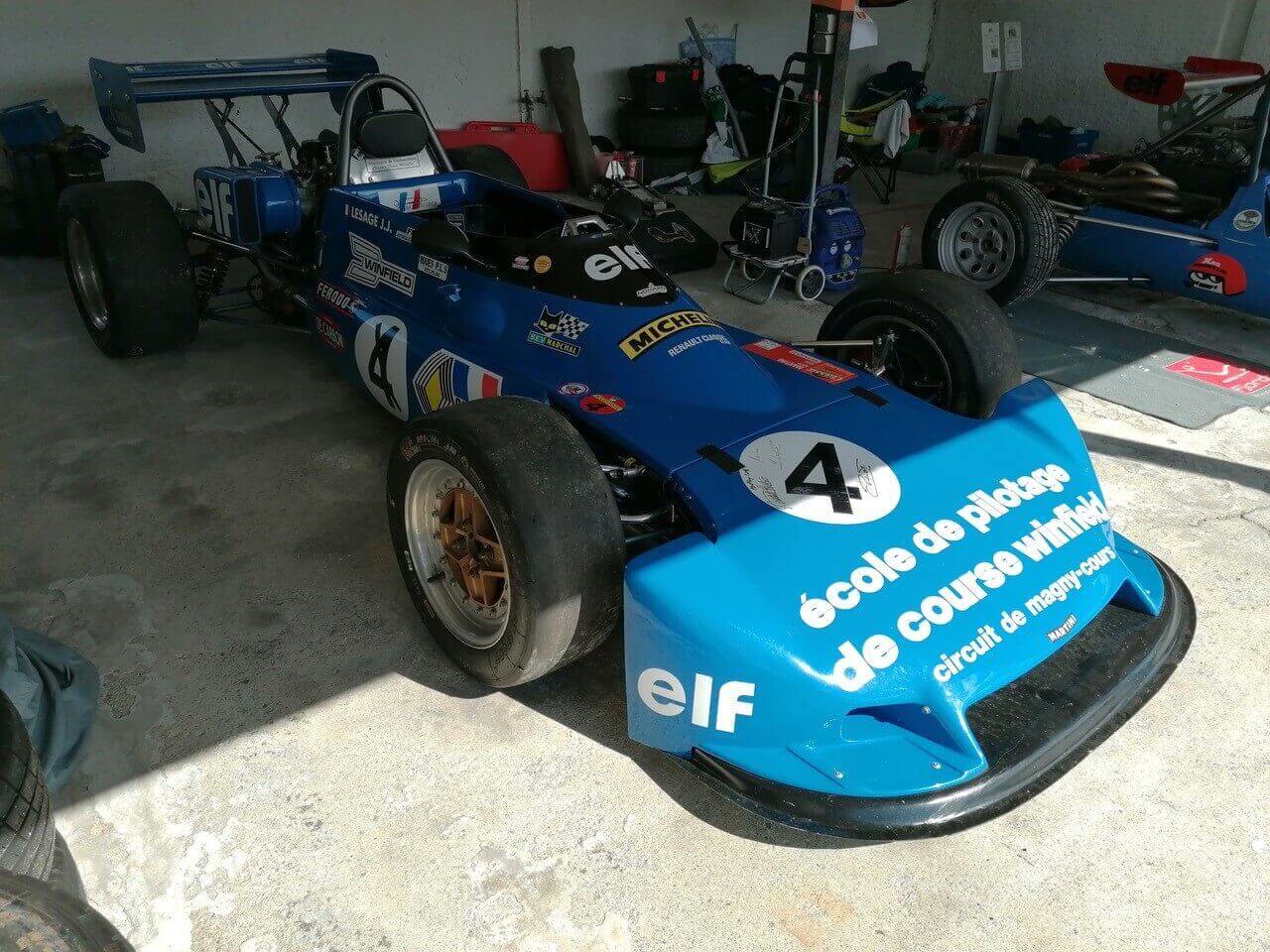 Monoplaces Formule de France dans les paddocks du Nogaro Classic Festival.