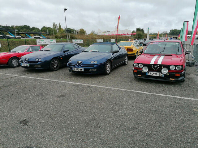 Bugatti et voitures d'avant-guerre sur le circuit Paul Armagnac.