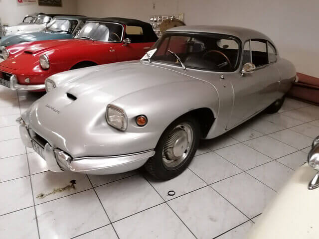 Examen mécanique avant achat d'une voiture de collection.