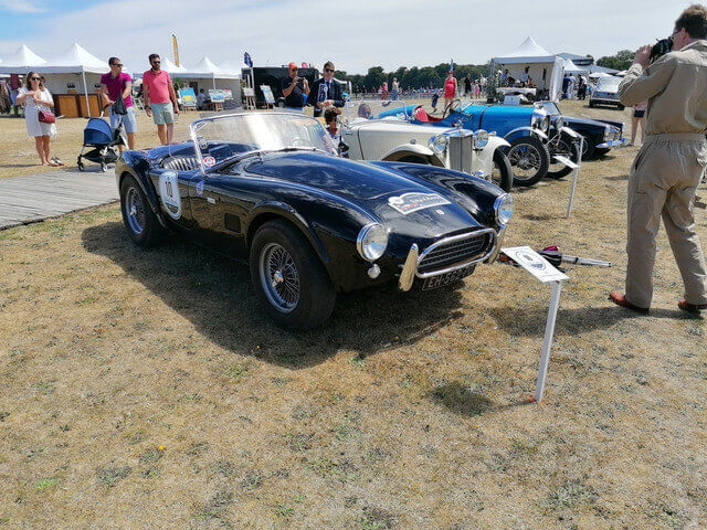 Voitures de collection alignées sur la pelouse du Rallye d'Aumale.