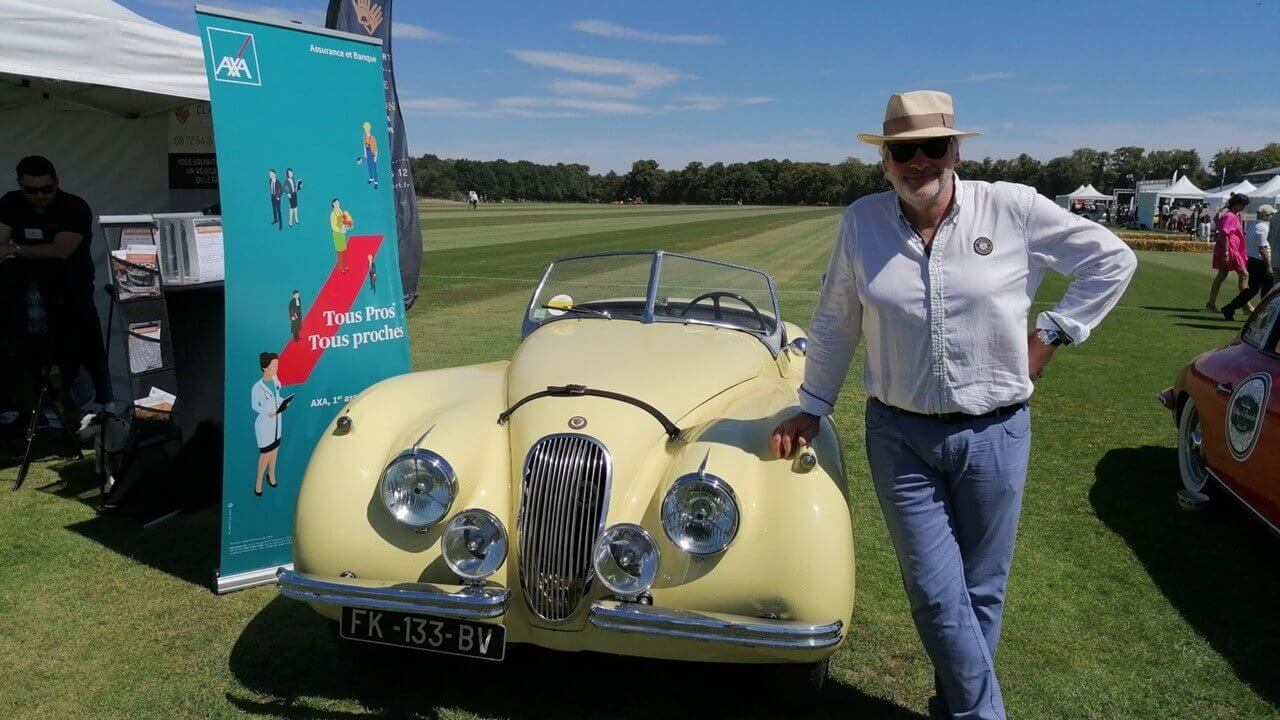 Vue d'ensemble du rassemblement automobile au Rallye d'Aumale.