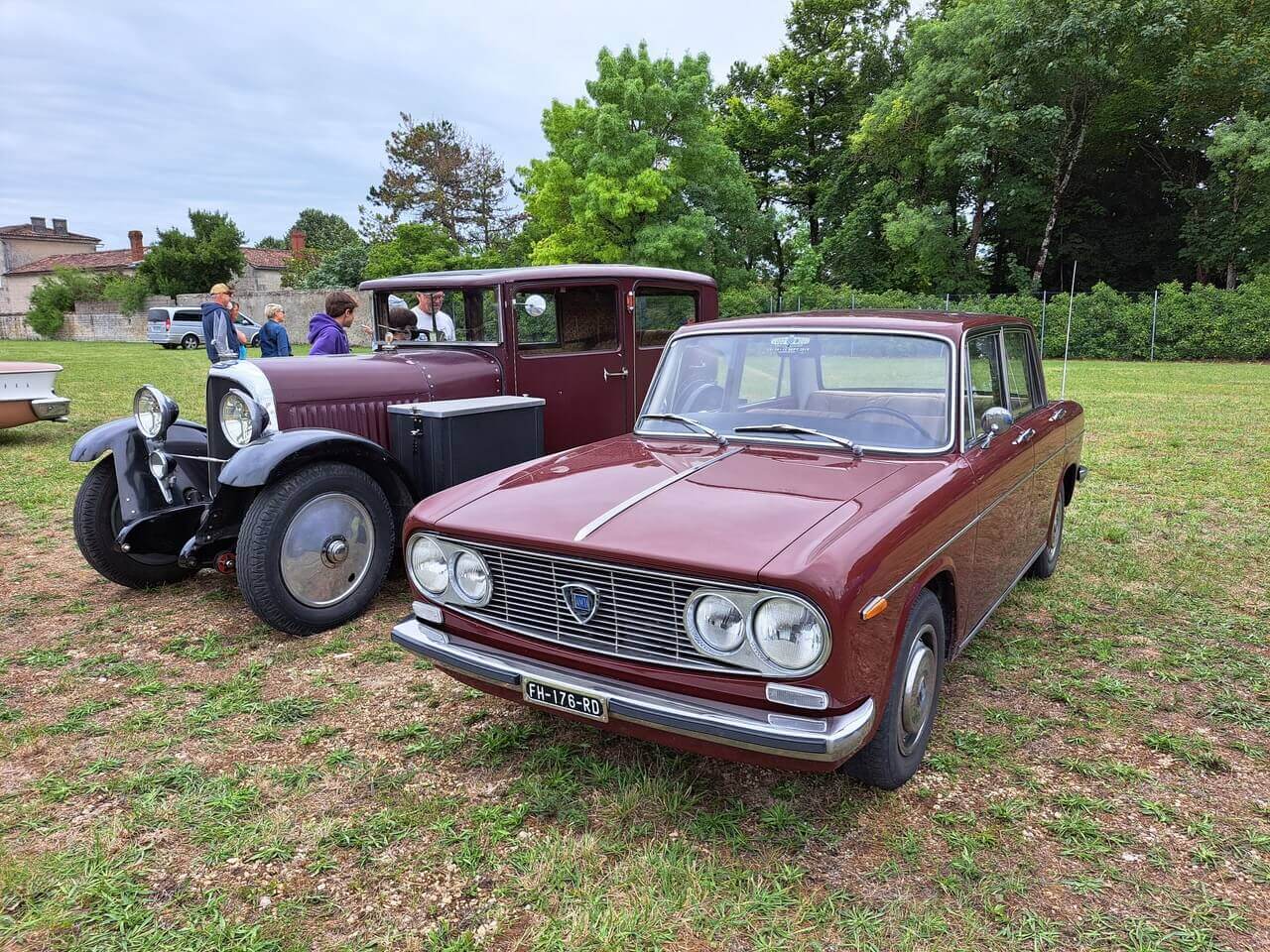 Panhard mises à l'honneur au rassemblement de Sigogne.