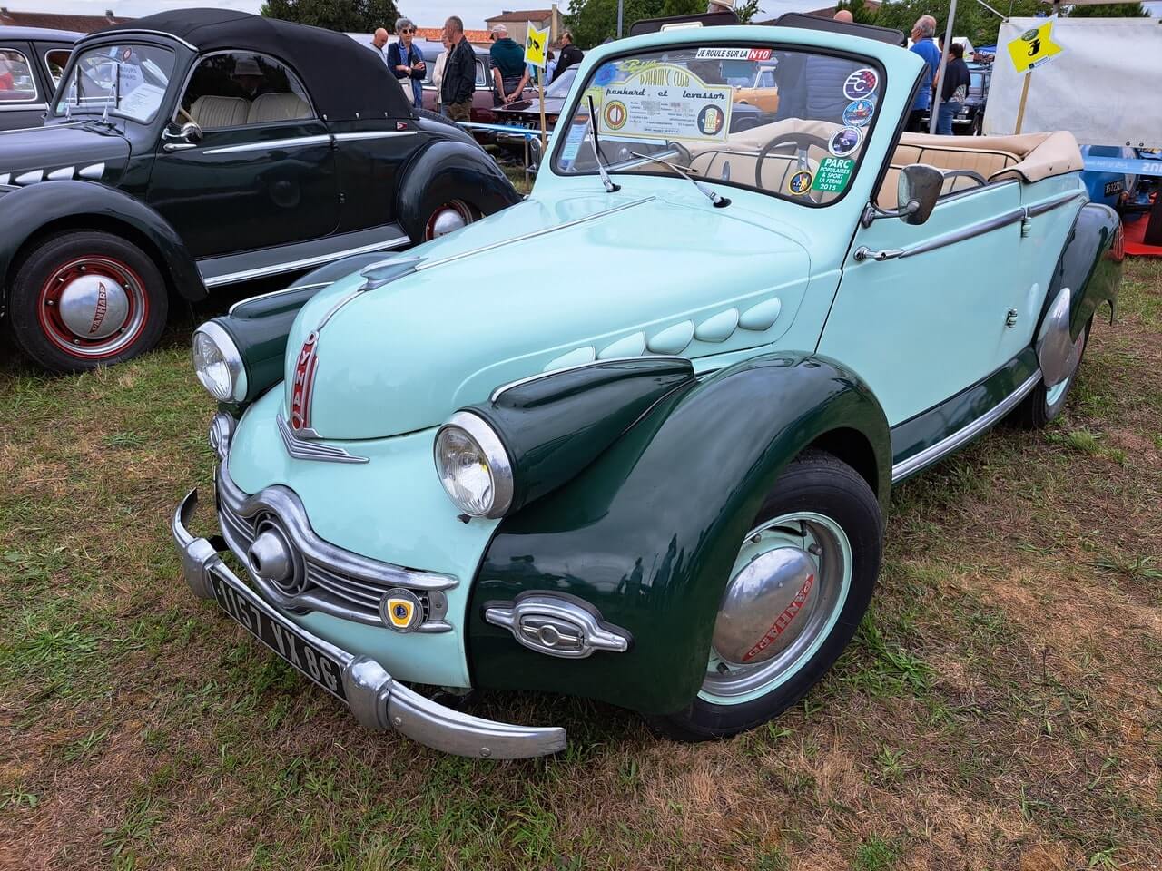 Voitures américaines dont Edsel Corsair et Oldsmobile Super 88 à Sigogne.