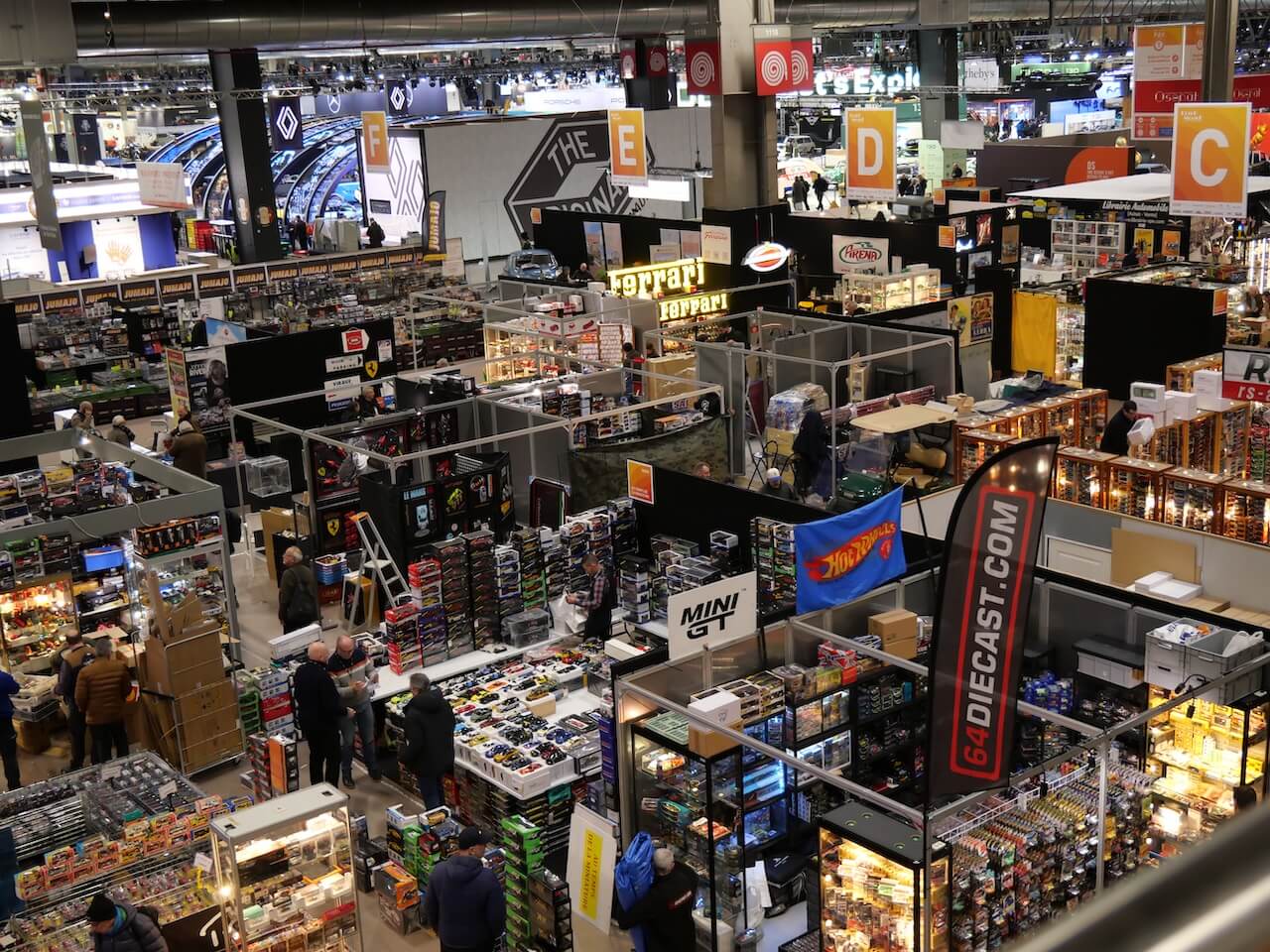 Exposition de voitures anciennes au salon Rétromobile 2025.