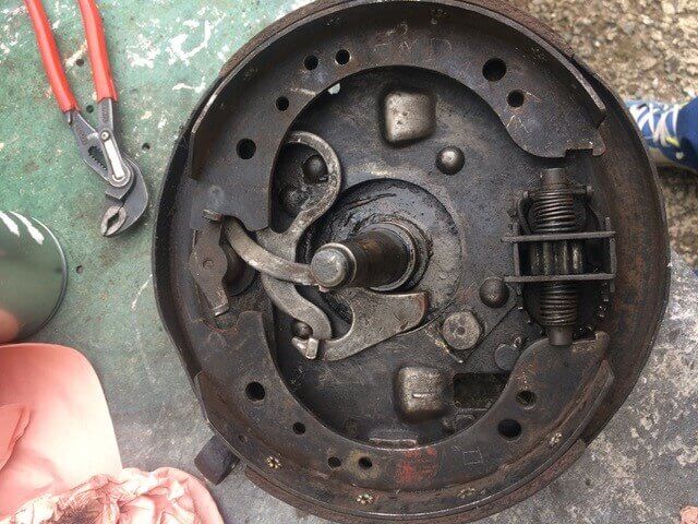 Dépannage d'une voiture de collection en bord de route.