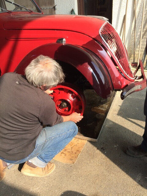 Outils de dépannage dans le coffre d'une voiture de collection.