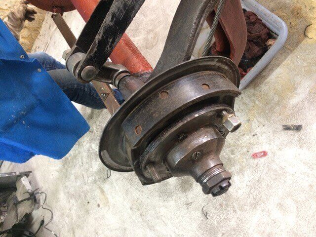 Réparation mécanique d'une ancienne sur le terrain.