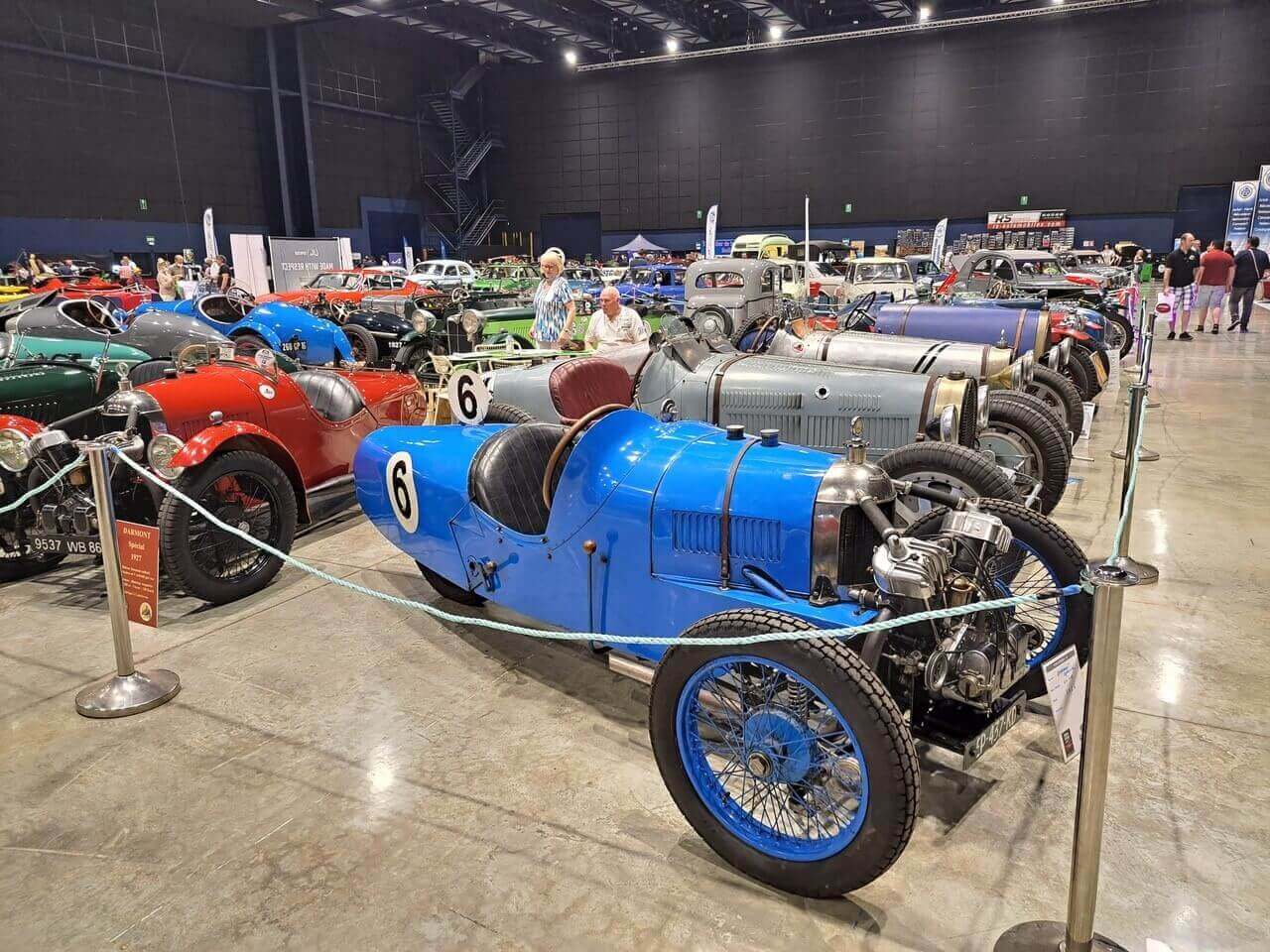 Sportives d'avant-guerre et Bugatti au Salon de l'auto d'Angoulême.