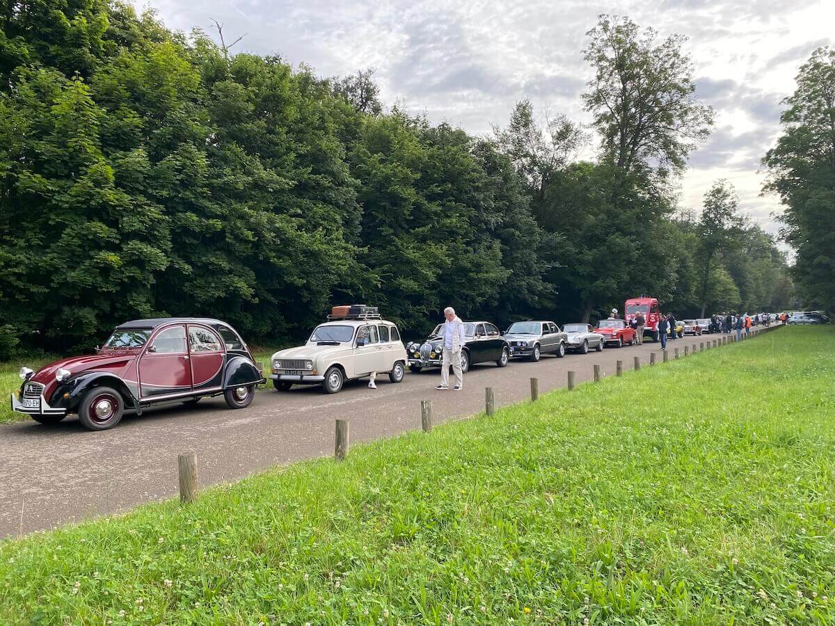 Voitures de collection au départ du domaine de Saint-Cloud.