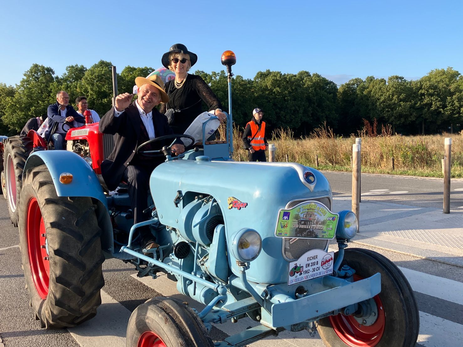 Traction Avant et 2CV traversant les rues de Paris.