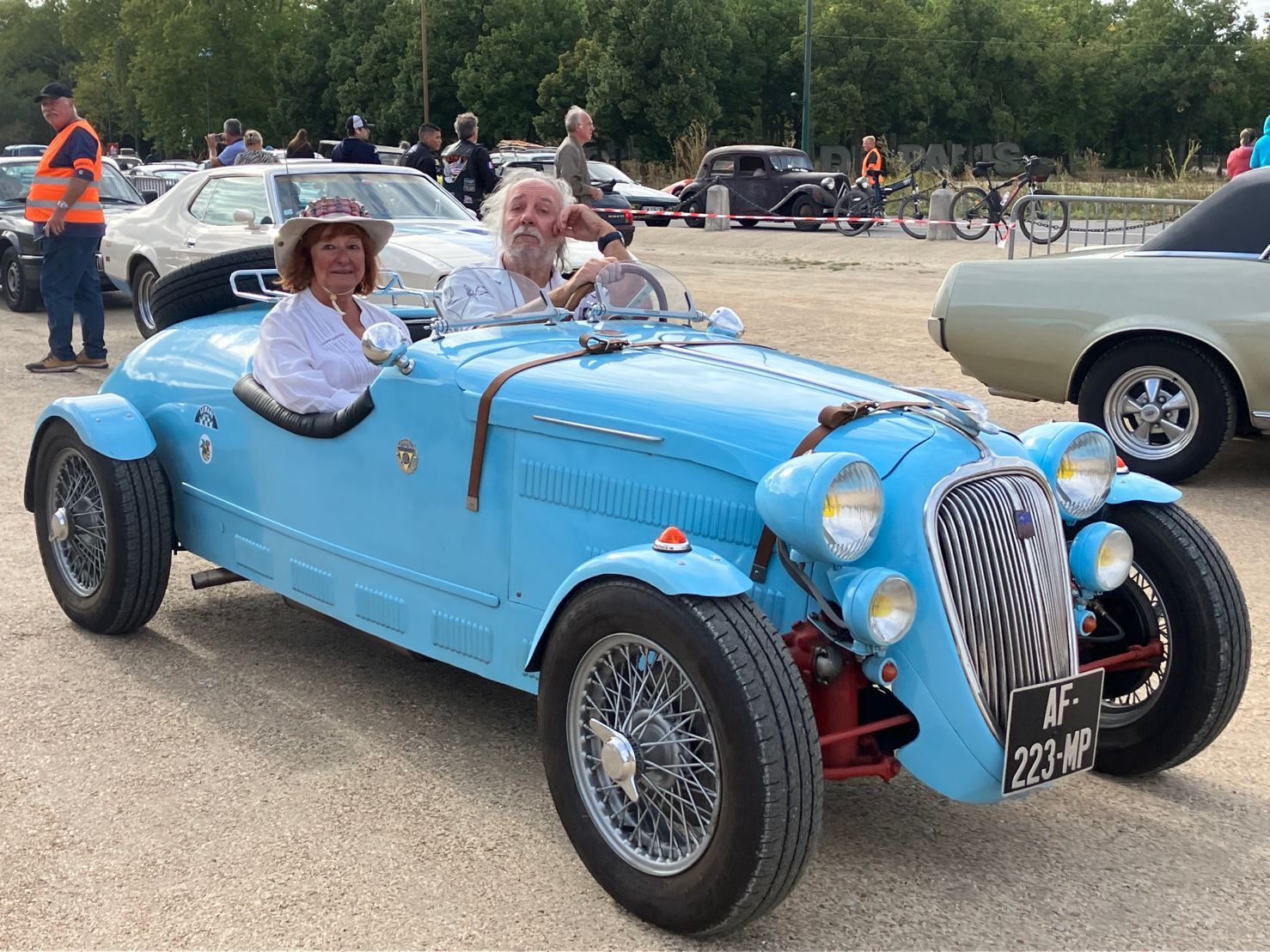Voitures de collection au départ du château de Vincennes.