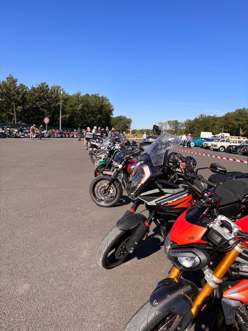 Motos anciennes exposées à Vintage Revival Montlhéry 2024.