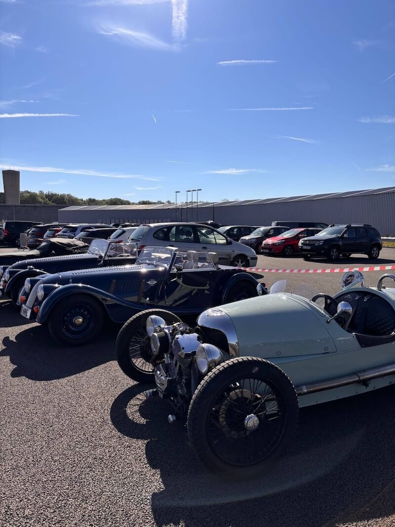 Voitures de collection sur la piste de l'autodrome de Linas-Montlhéry.