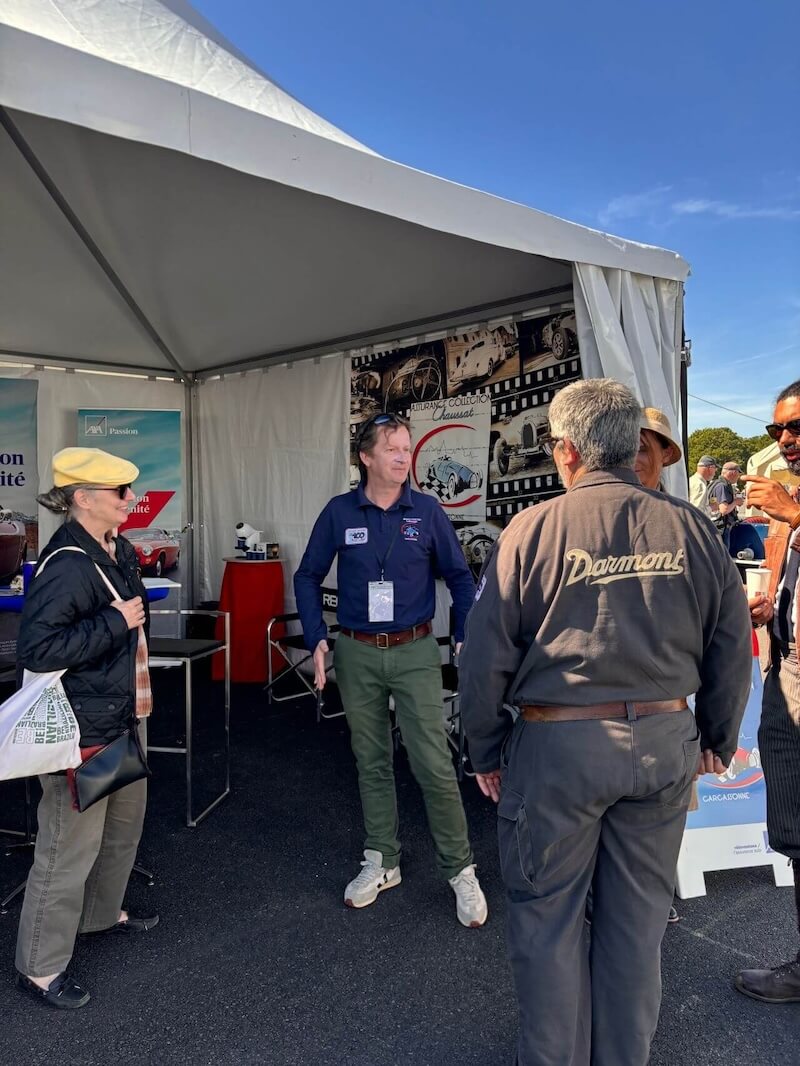 Clients et participants devant le stand AXA Passion à Montlhéry.