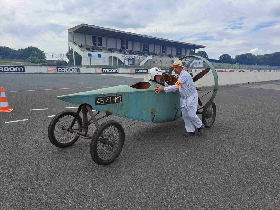 Fiat S76 La Bête de Turin crachant flammes au Vintage Revival.