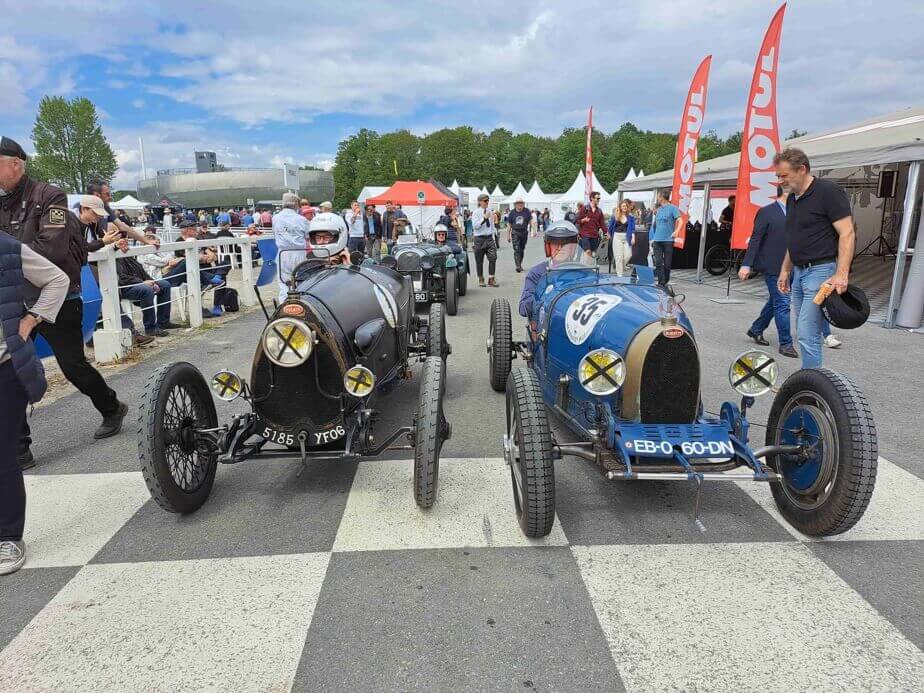 Darracq 200 CV de 1905 avec moteur V8 apparent à Montlhéry.