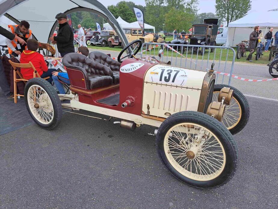 Bourse d'échanges de pièces détachées dans les paddocks.