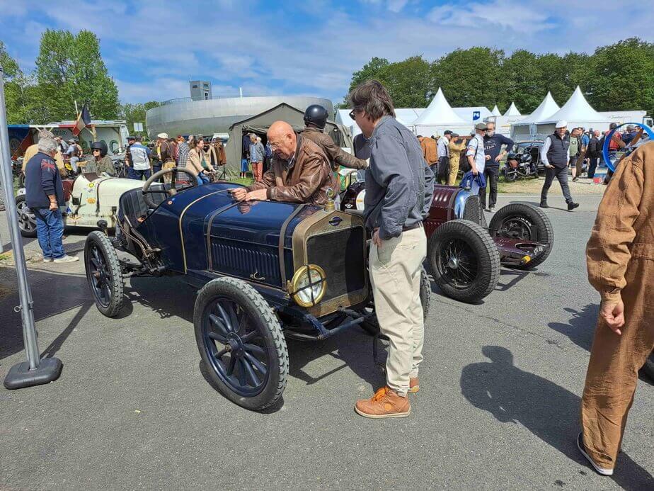 Austin Seven et voitures anglaises d'avant-guerre en roulage.
