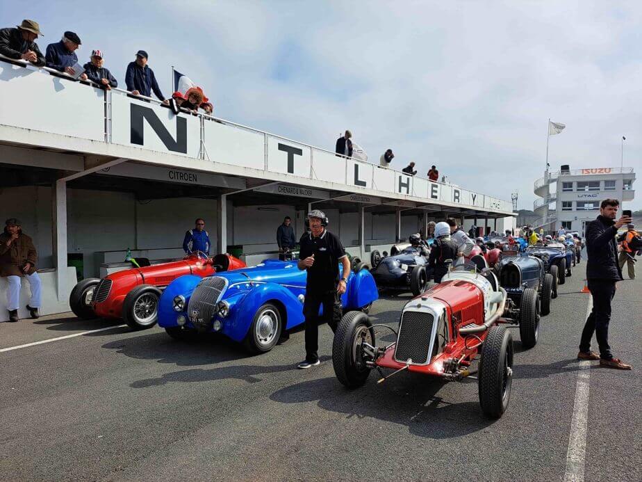 Voitures d'avant-guerre sur l'anneau de Montlhéry au Vintage Revival.