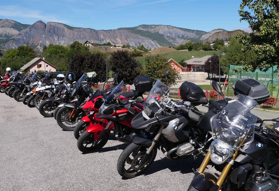 Motards rassemblés au Parc de la Sapinière à Barcelonnette.