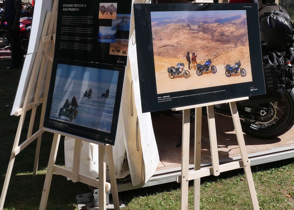 Exposition photo du road trip de Sylvain Tesson sur le stand AXA Passion.