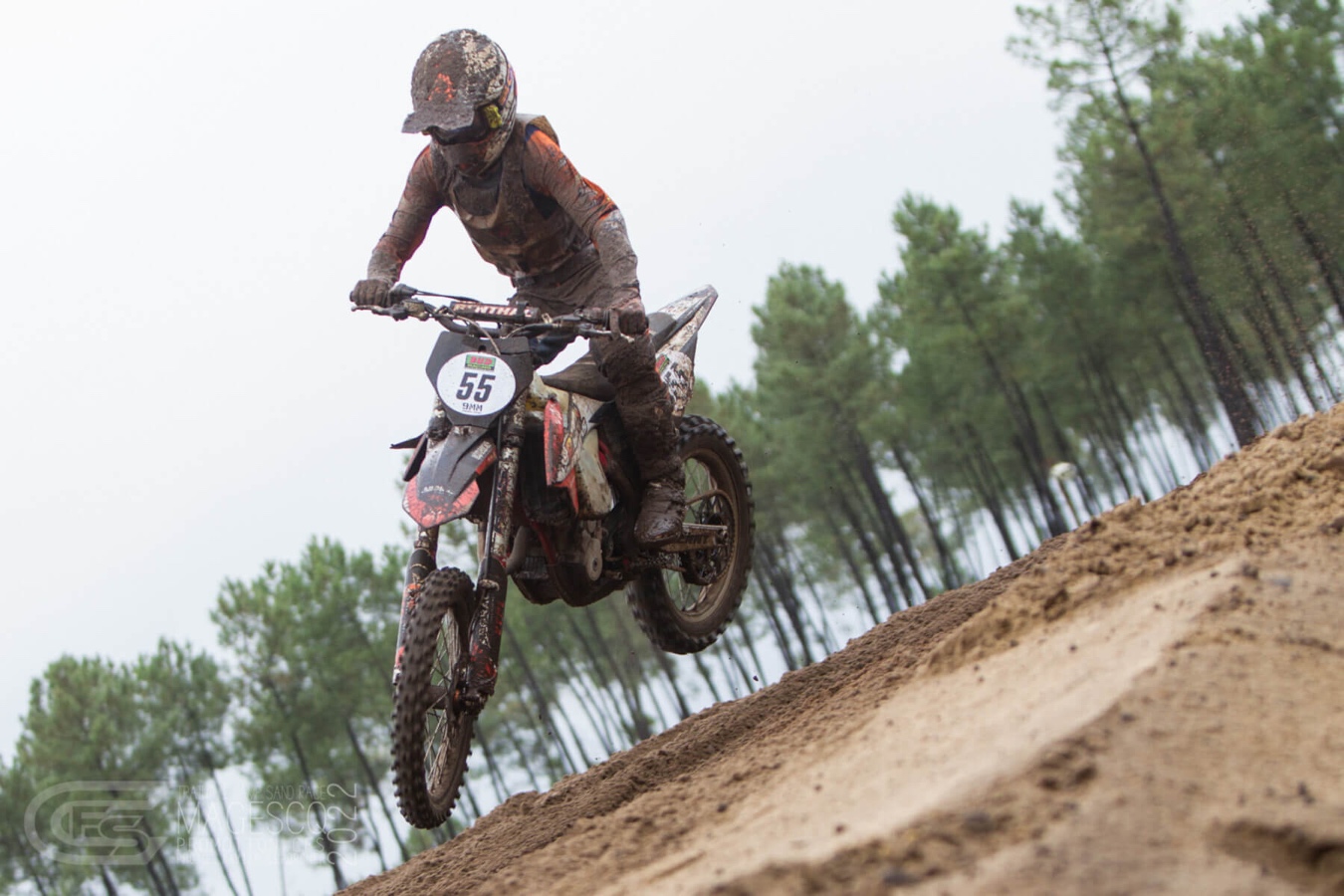Saut du numéro 55 pendant la Bud Sand Race.