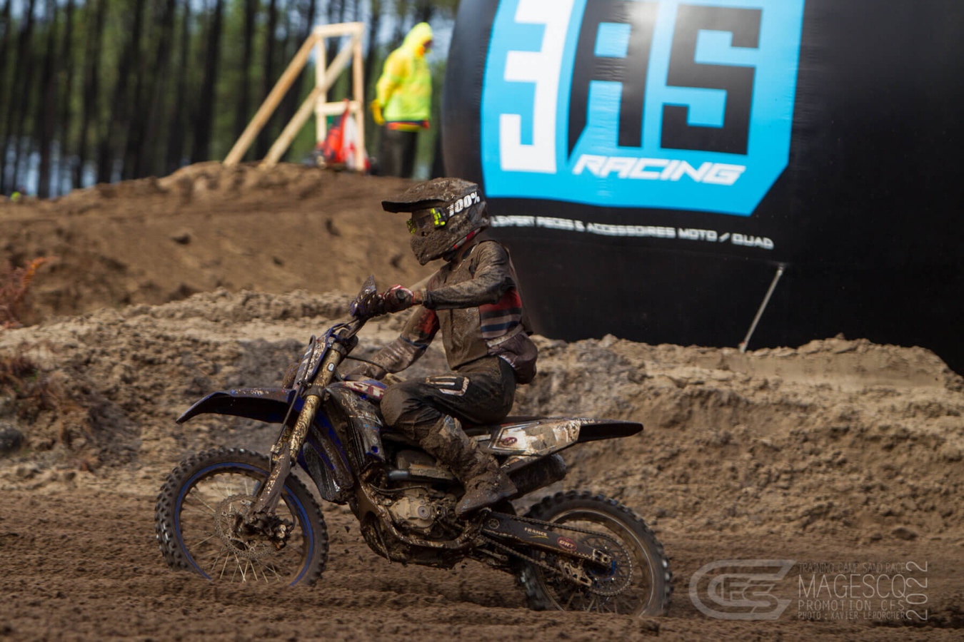 Un pilote couvert de boue à Bud Sand Race à Magescq.