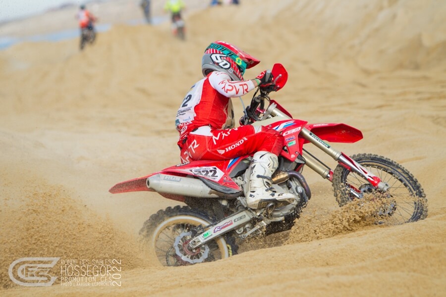 Motos s'élançant sur la plage d'Hossegor-Capbreton.